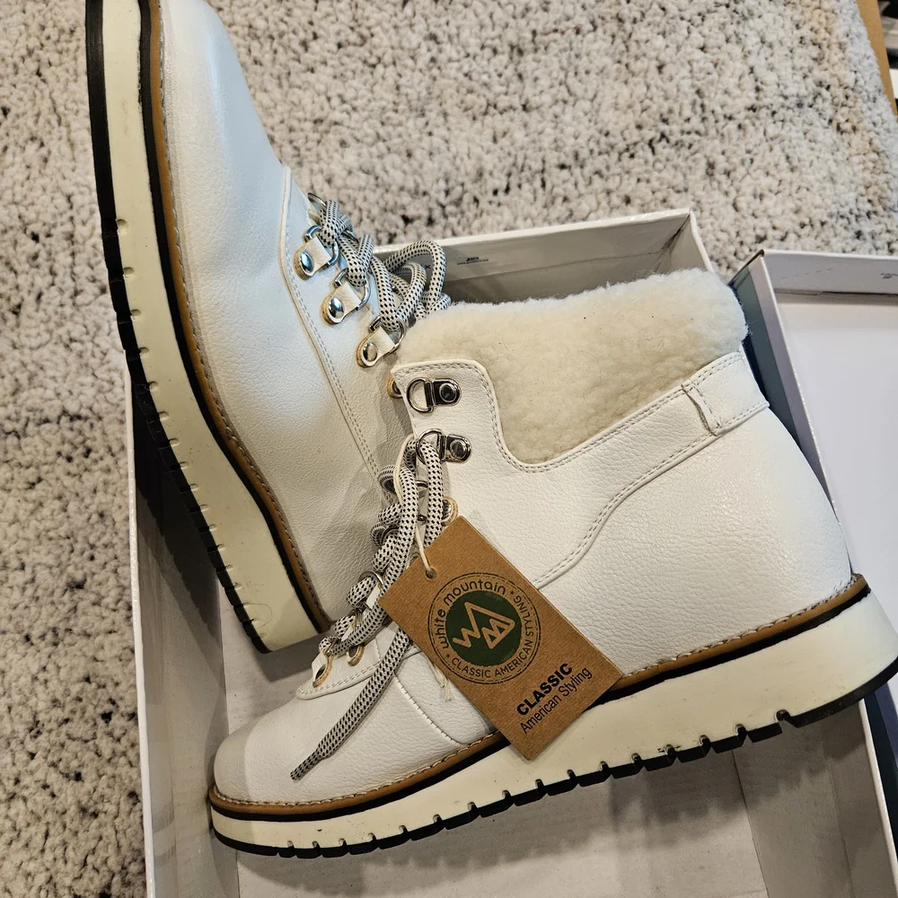 NIB White Mountain White Winter Boots with Black Sole - Size 8.5